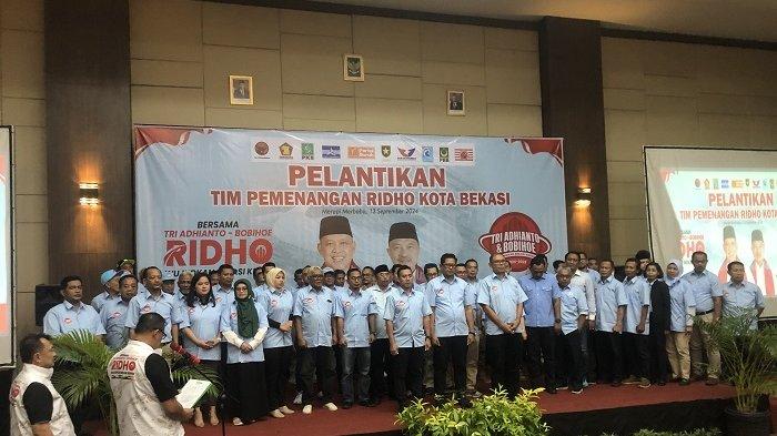 Pasangan Calon (Paslon) kepala daerah Kota Bekasi, Tri Adhianto dan Abdul Harris Bobihoe saat resmikan ratusan orang untuk tergabung sebagai tim pemenangan di Pemilihan Kepala Daerah (Pilkada) Kota Bekasi, Jumat (13/9/2024).