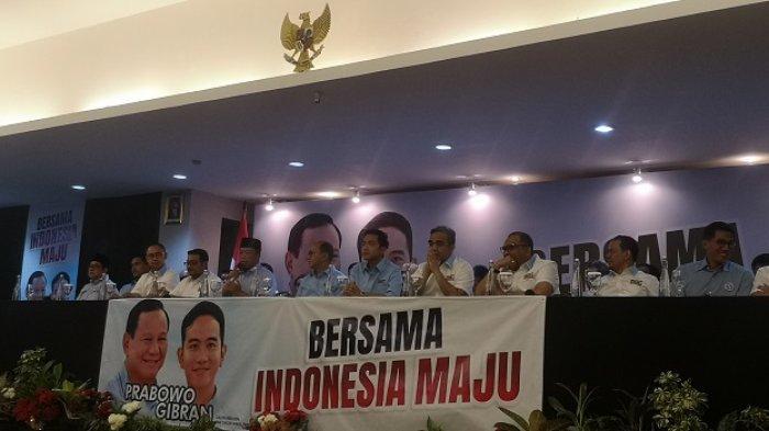 Gibran Rakabuming Raka didampingi sejumlah elit partai KIM mengumumkan TKN Prabowo-Gibran.