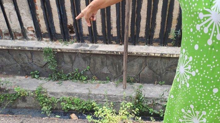 TKP penemuan bayi perempuan dalam tas gendong, di pinggir got rumah warga, Senin (28/8/2023) pagi.