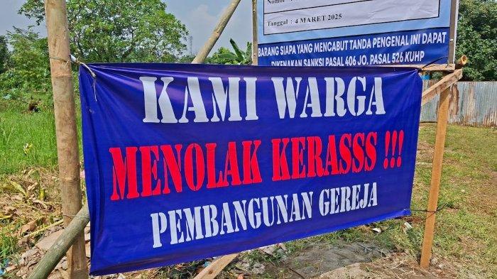 TOLAK GEREJA - Sejumlah warga tolak pembangunan gereja di Kawasan Cilodong Depok