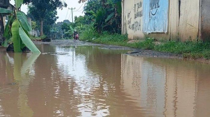 Bertahun-tahun warga Desa Tonjong, Kabupaten Bogor, hidup dengan kubangan air seperti itu. Jalan yang rusak parah tak kunjung diperbaiki karena dana dikorupsi.