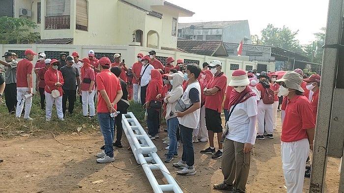 Warga menutup akses ke TPA liar di wilayah Limo, Kota Depok, Jawa Barat, Sabtu (24/8/2024). Mereka tak kuat lagi hidup berdampingan dengan bau sampah.