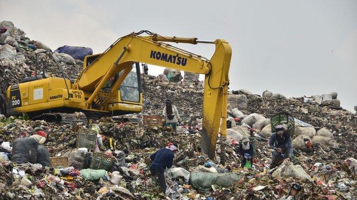 Para pemulung sedang mengais rejeki dari tumpukan sampah di TPST Bantar Gebang, Kota Bekasi. Sudah 34 tahun tempat tersebut menerima sampah Jakarta.
