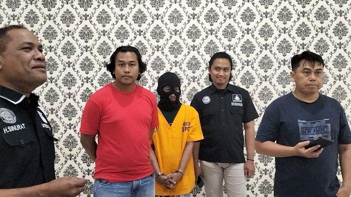 Polisi menggiring pengedar tembakau sintetis di Mapolres Metro Depok.