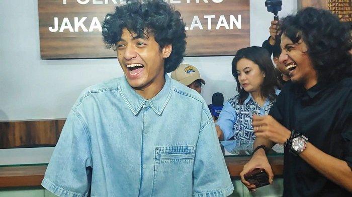 Tiktokers Vadel Badjideh tertawa lepas usai diperiksa polisi. Dia pun lansung kirim pesan cinta ke Lolly, dan tak lupa ajakan ngedance barang Nikita Mirzani.