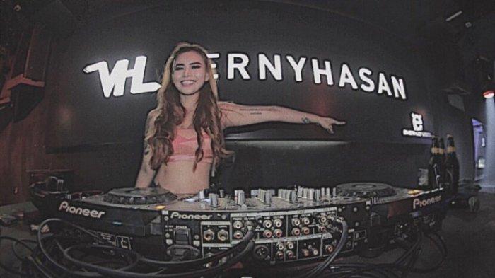 Verny Hasan ketika beraksi menjadi disc jockey.