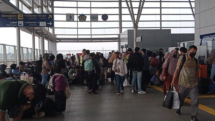 Masyarakat yang mudik lebaran sedang war tiket kereta api di Stasiun Cikarang, Kabupaten Bekasi, Sabtu (6/4/2024).