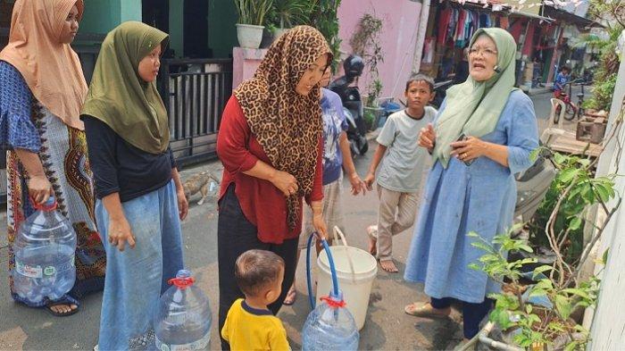 Warga di lingkungan RT 05 RW 01 Duri Kosambi, Cengkareng, Jakarta Barat, sedang antre air bersih karena pasokan dati PAM Jaya terganggu.