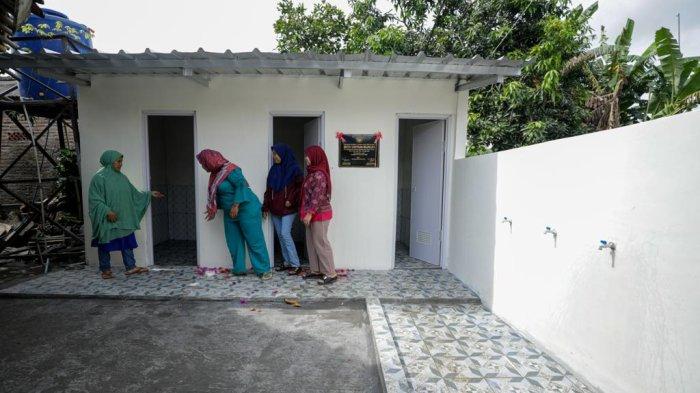 Ilustrasi warga sedang antre di MCK.