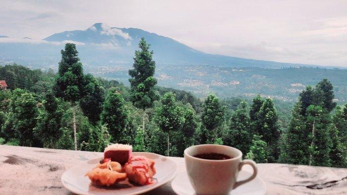 WISATA PUNCAK BOGOR - Menikmati kopi senja sambil melihat pemandangan Gunung Pangrango dari Luxecamp Bukit Damar Puncak berlokasi di Jalan Cipendawa No.92, Kecamatan Megamendung, Kabupaten Bogor, Jawa Barat, Sabtu (15/2/2025). Foto: Warta Kota/Hironimus Rama
