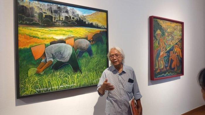 Seniman senior asal Yogyakarta, Yos Suprapto (tengah) saat konferensi pers di Gedung YLBHI, Jalan Diponegoro, Menteng, Jakarta, Sabtu (21/12/2024). | Yos Suprapto memberikan klarifikasi soal lukisannya yang dianggap makian oleh Menteri Kebudayaan Fadli Zon.