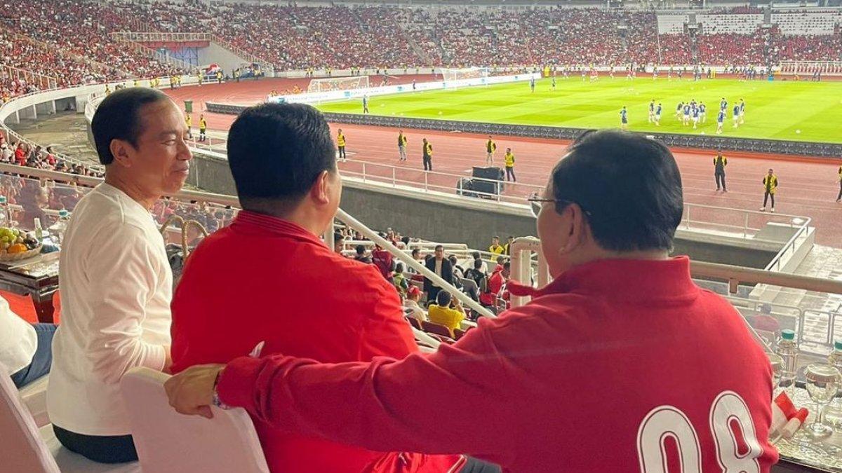 Ketua Umum PSSI Erick Thohir menikmati pertandingan Timnas Indonesia Vs Timnas Argentina bertiga dengan Presiden RI Joko Widodo (Jokowi) dan Menteri Pertahanan RI Prabowo Subianto di Stadion Gelora Bung Karno (GBK) pada Senin 19 Juni 2023.