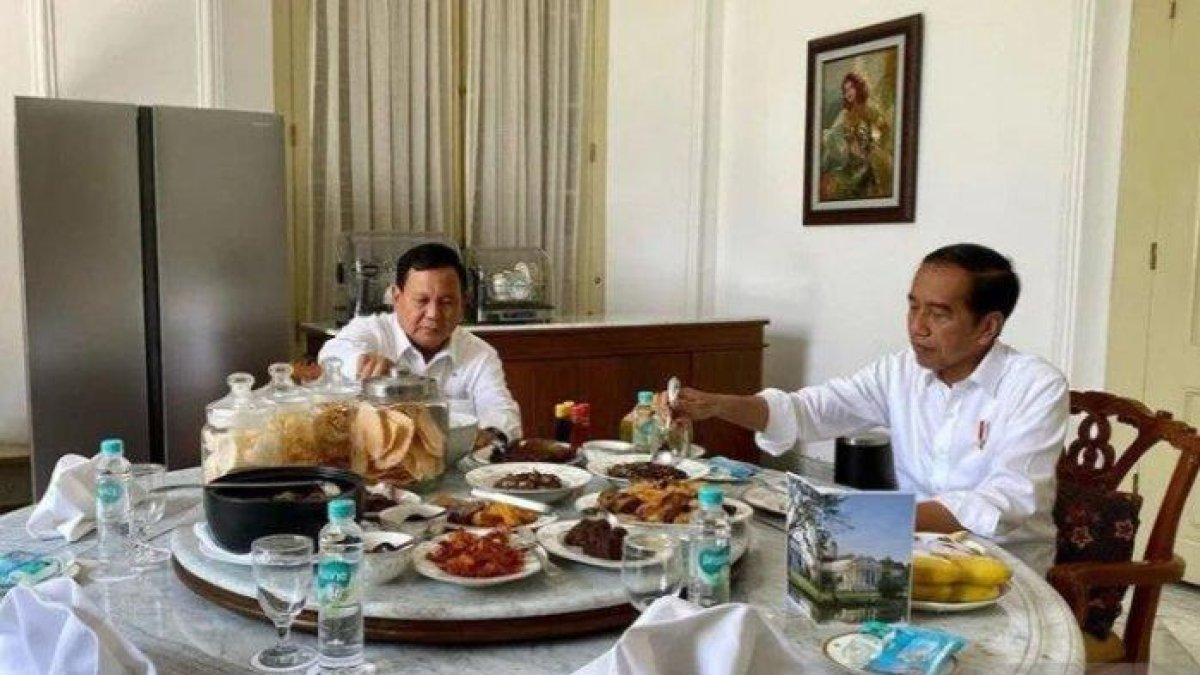 Prabowo Subianto (kiri) santap siang bareng Joko Widodo di Istana Bogor, Jawa Barat, Minggu (18/6/2023). Terbaru, Partai Gerindra menyebut Prabowo dan Jokowi sebagai sahabat alias bestie.