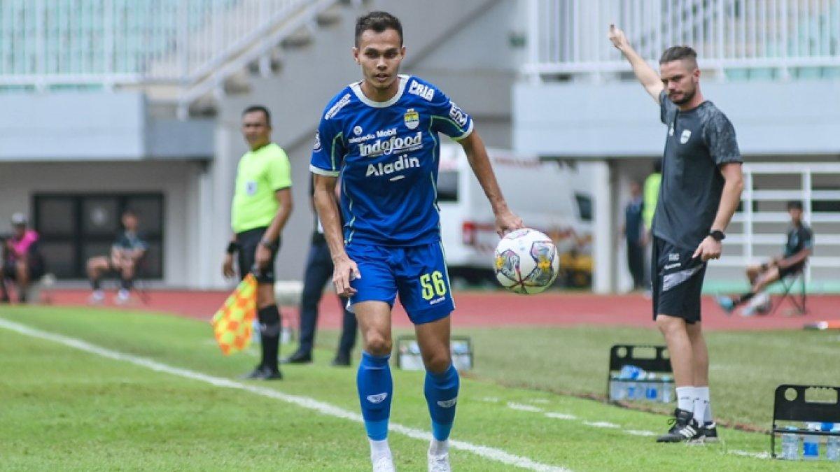 Bek sayap Persib Bandung, Rezaldi Hehanusa dalam sebuah laga di Liga 1 2022 di Stadion Pakansari, Bogor