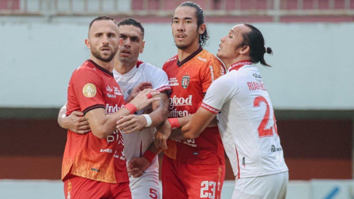Duel para pemain Bali United vs Persis Solo dalam lanjutan Liga 1 2022 pekan ke-27 di Stadion Maguwoharjo, Sleman, Senin (27/2/2023).