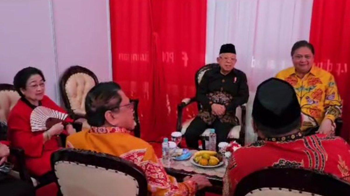 Ketua Umum PDI-P Megawati Soekarnoputri meriung bersama Wakil Presiden Ma'ruf Amin dan elite partai politik sebelum acara puncak peringatan Bulan Bung Karno di Stadion Utama Gelora Bung Karno (SUGBK), Jakarta, Sabtu (24/6/2023).