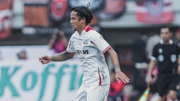 Gelandang naturalisasi Persis Solo, Irfan Bachdim.