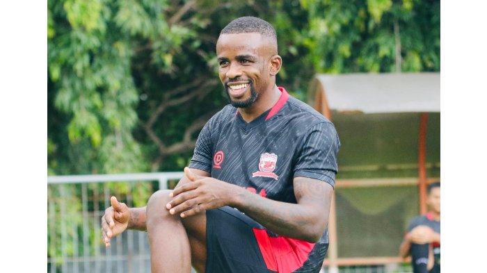 Greg Nwokolo saat melakoni sesi latihan bersama Madura United pada unggahan Instagram @greg11n, 26 Januari. Madura United resmi lepas Greg Nwokolo.