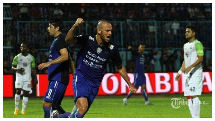 Kiko Insa saat masih berseragam Arema FC pada musim 2015