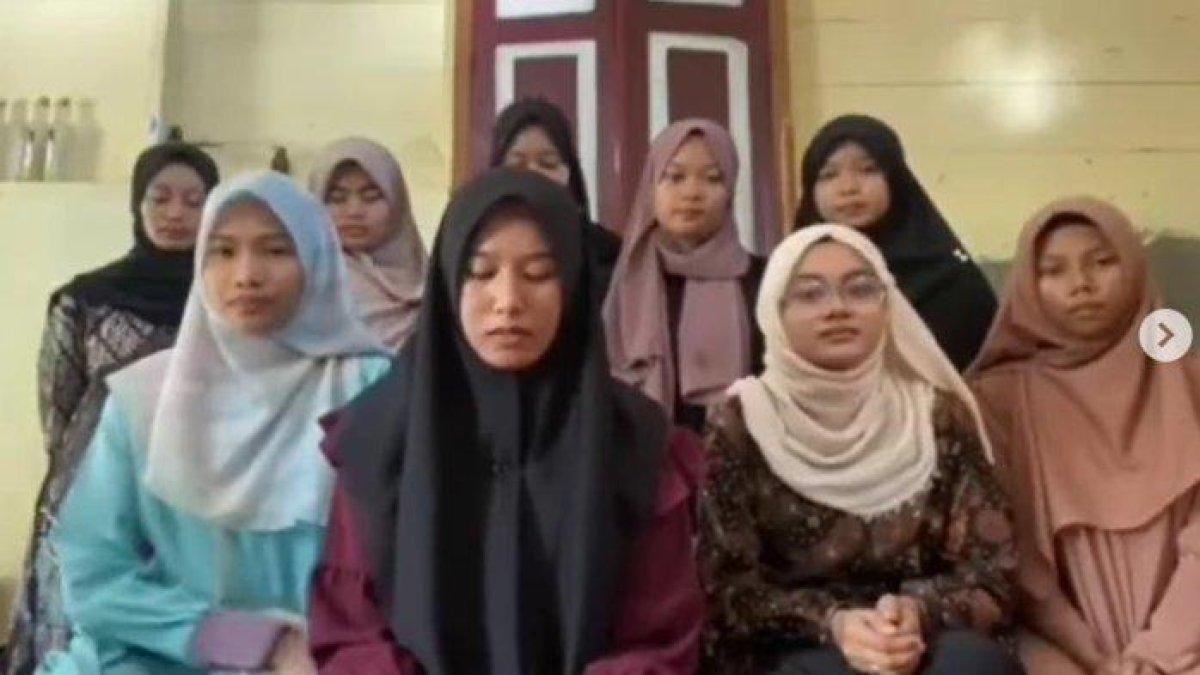 Sekelompok mahasiswa UNP yang viral mengeluhkan tempat KKN kini muncul ke publik. Mereka meminta maaf dan menegaskan tidak diusir oleh warga Bungus, Kota Padang, Sumatra Barat.