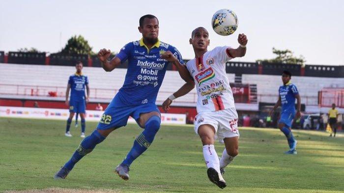 Pemain sayap Persija Jakarta, Riko Simanjuntak (kanan), dibayangi bek Persib Bandung, Supardi Nasir (kiri), dalam lanjutan Liga 1 2019 di Stadion Kapten I Wayan Dipta, Senin (28/10/2019).