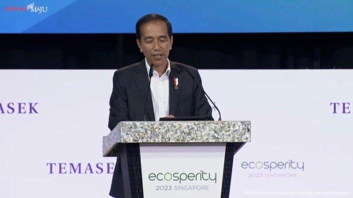 Pidato Jokowi saat berpidato di Singapura. Terbaru, Jokowi buka suara soal isu pihak Istana jadi bekingan Pondok Pesantren (Ponpes) Al Zaytun.