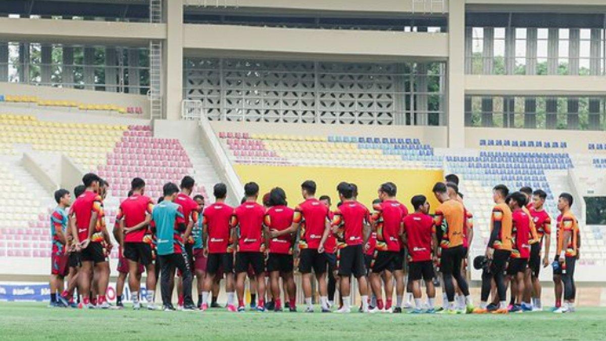 Skuad Persis Solo melakukan latihan jelang melawan klub dari Korea Selatan, Jeonbuk Hyundai Motors FC di Stadion Manahan, Solo, Sabtu (17/6/2023).