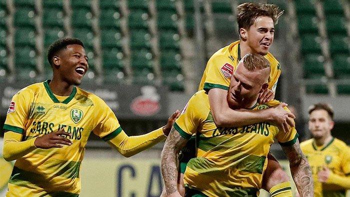 Striker Ado Den Haag Thomas Verheydt saat berselebrasi bersama rekan-rekannya seusai mencatatkan gol pada postingan Instagram @thomasverheydt.