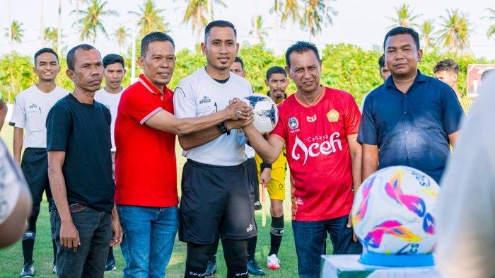 Partai pembuka, Rabu (16/10/2024), Saling berhadapan tim PSKD Kajhu dengan tim dari Kecamatan Kuta Baro Porsela Lambaet dan laga awal ini langsung dibuka oleh Ketua Askab PSSI Aceh Besar, Keuchik Muslim dan tokoh Aceh Besar H Mukhlis Basyah serta Forkompimcam Baitussalam. Rabu (16/10/2024)