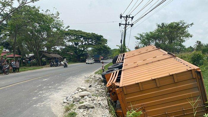TRUK TERBALIK - Satu unit tronton mengalami kecelakaan tunggal di Jalan Lintas Medan–Banda Aceh, tepatnya di Gampong Blang Gleum, Kecamatan Julok, Kabupaten Aceh Timur, pada Selasa (25/3/2025)