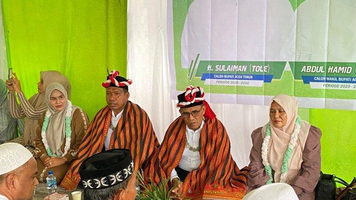 KUNJUNGI SERBAJADI - Sulaiman (Tole) dan Abdul Hamid (Apong) usai ditepungtawari dan dipakai selendang khas Gayo oleh masyarakat Serbajadi, Jumat (22/11/2024).