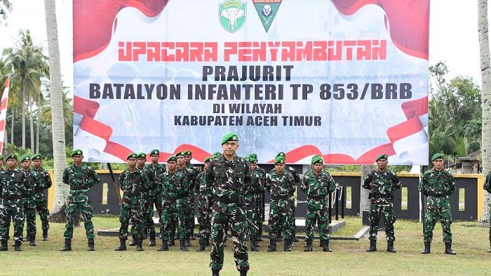 Wakil  Bupati Aceh Timur T. Zainal Abidin, didampingi Dandim 0104/Aceh Timur Letkol Inf Novi Widyanto, dan Wakapolres Aceh Timur Kompol Abdul. Muin, saat menerima kedatangan 423 prajurit batalyon Infanteri, di di halaman Kompi Senapan A Yonif 111/KB, Dusun Baro Jaya, Desa Gampong Keude, Kecamatan Peudawa, Rabu pagi (16/07/2025).