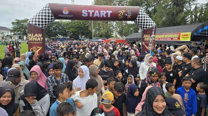 Ribuan peserta mengikuti Jalan Sehat Pilkada Damai berhadiah di Pidie Jaya, Minggu (10/11/2024)
