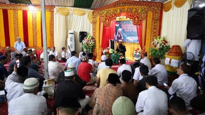 Teungku Muhammad Yusuf Nasir atau Abiya Jeunieb, pimpinan Dayah Rauhul Mudi Al-Aziziyah Jeunieb, Bireun, Aceh menyampaikan tausyiah dalam perayaan Maulid Nabi Muhammad Shallalahu A'laihiwasallam 1445 Hijriah yang digelar Badan Musyawarah Pidie Jaya (Bamus Pijay) Jabodetabek di Masjid Aceh Darussalam, Pasar Minggu, Jakarta Selatan, Minggu 3 Desember 2023.