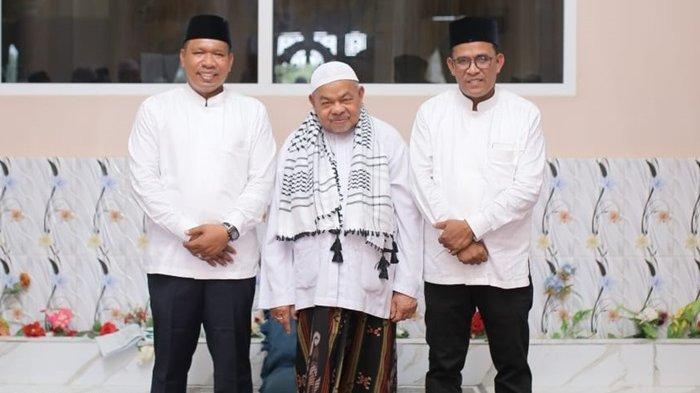 Ulama kharismatik Aceh, H Muhammad Ali atau Abu Paya Pasi bersama pasangan calon Bupati dan Wakil Bupati Aceh Timur, Tole dan Apong, Sabtu (19/10/2024). 