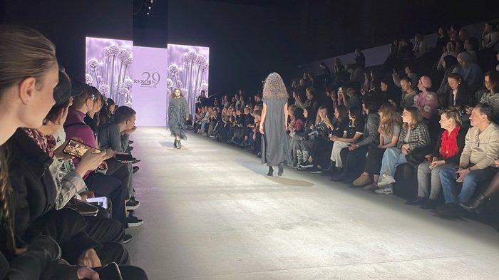 MOSCOW FASHION WEEK - Model memperagakan busana dalam Moscow Fashion Week di Moskow, ibu kota Rusia, Jumat (14/3/2025). Dalam ajang internasional itu, perancang busana Indonesia asal Banda Aceh, Syukriyah Rusydi, melibatkan 27 model untuk memperagakan busana rancangannya.