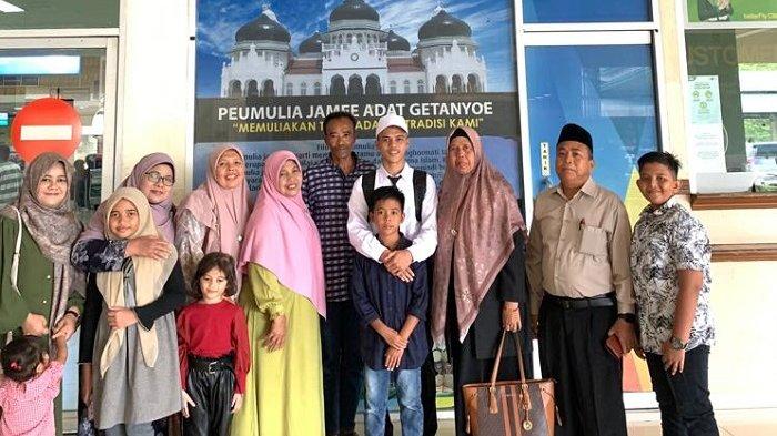 Calon Praja IPDN 2023 asal Aceh, Yusran Al Afkar foto bersama jelang keberangkatan ke Jakarta di Bandara SIM Blangbintang, Aceh Besar, Senin, 7 Agustus 2023