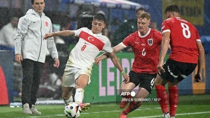 Aksi gelandang Turkiye, Arda Guler, dalam pertandingan melawan Austria di babak 16 besar EURO 2024, Selasa (2/7/2024) di Leipzig.