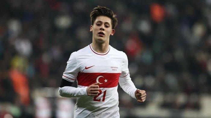 Aksi pemain Real Madrid, Arda Guler saat membela Timnas Turki.