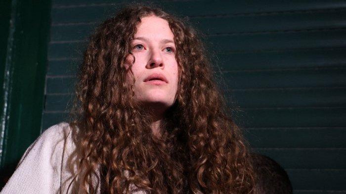 Aktivis yang baru dibebaskan Ahed Tamimi berdiri di antara para pendukungnya selama upacara penyambutan setelah pembebasan tahanan Palestina dari penjara Israel