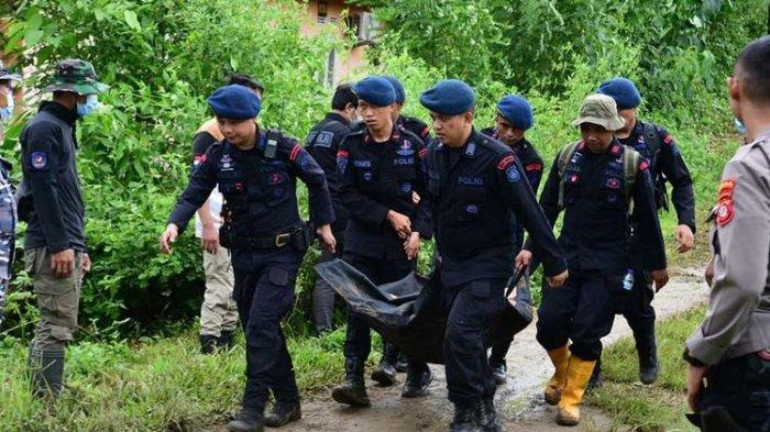 Anggota Polda Gorontalo mengevakuasi jenazah korban longsor tambang emas tradisional di Kabupaten Bone Bolango yang dibawa helikopter AW169 bantuan Badan Pemelihara Keamanan (Baharkam) Kepolisian Republik Indonesia.