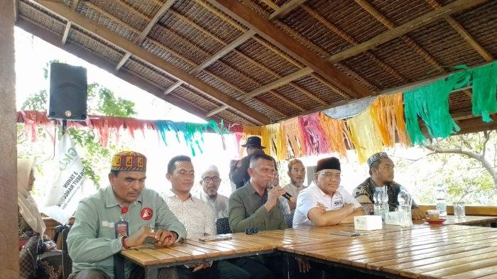 Kapten TKD AMIN Aceh, Ghufran ZA didampingi Sekretaris TPD, Musannif dan Sekjend Partai SIRA Muhammad Daud saat konferensi pers di Kupi Nanggroe, Selasa (23/1/2024).
