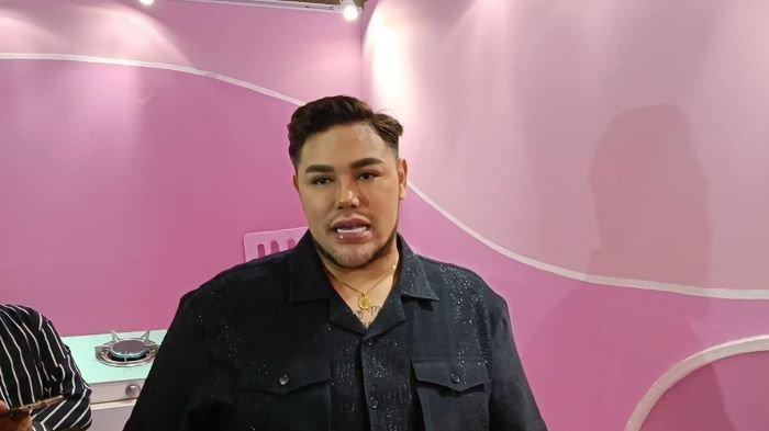 Artis dan juga Desainer, Ivan Gunawan