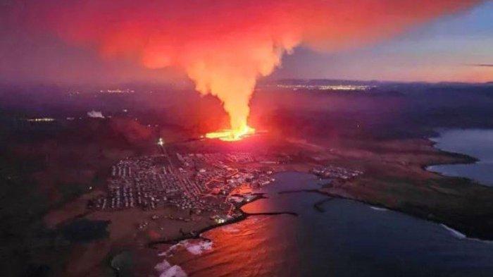 Asap mengepul dan lava yang mengalir terlihat di pinggiran kota Grindavik yang dievakuasi (AFP)