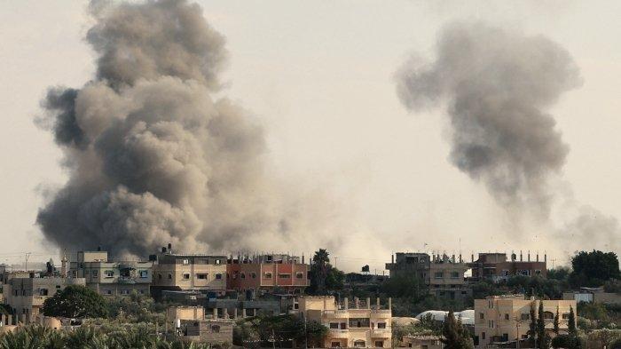 Asap mengepul dari perbatasan Rafah Gaza dengan Mesir saat serangan udara Israel pada 10 Oktober 2023. Perbatasan Gaza dengan Mesir, satu-satunya yang melewati Israel, terkena serangan udara Israel pada 10 Oktober 2023 untuk kedua kalinya di 24 jam, kata para saksi dan kelompok hak asasi manusia. Para saksi mata mengatakan serangan itu menghantam tanah tak bertuan antara gerbang Mesir dan Palestina, sehingga merusak aula di sisi Palestina.