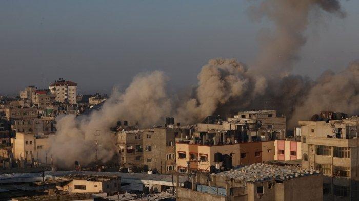 Asap mengepul di Rafah menyusul serangan udara Israel di kota selatan Jalur Gaza pada 1 Desember 2023, setelah gencatan senjata berakhir.