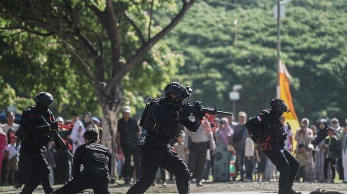 BELA DIRI – Atraksi bela diri Polri dalam menghadapi kejahatan pada peringatan Hari Bhayangkara ke-79  di Lapangan Blang Padang, Banda Aceh, Selasa (1/7/2025).