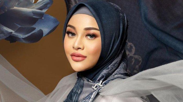 Aurel Hermansyah berhasil menjual lebih dari 16 ribu jumlah produk melalui live streaming di Shopee Live dengan akun @tokomamanur.