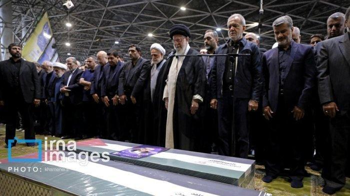 Ayatollah Ali Khamenei Pemimpin Tertinggi Iran memimpin doa pemakaman untuk Kepala Biro Politik gerakan perlawanan Hamas Palestina, Ismail Haniyeh yang dibunuh oleh Israel di Teheran.