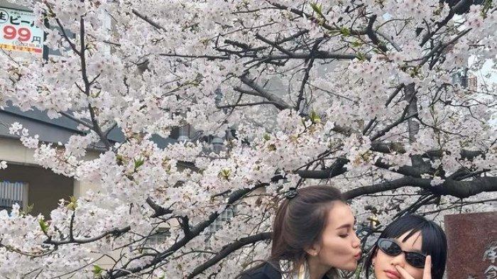 Ayu Ting Ting saat liburan ke Jepang.